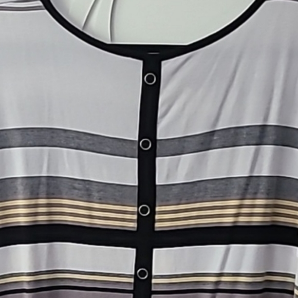 🌟3 For $30🌟 Striped Top with Button Back from Laura - 2X - Picture 8 of 8